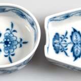 2 Meissen-Aschenbecher, hufeisenförmig, Zwiebelmuster, 1. Wahl, L. 8,5 cm - photo 1