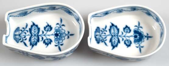 2 Meissen-Aschenbecher, hufeisenförmig, Zwiebelmuster, 1. Wahl, L. 8,5 cm - photo 1