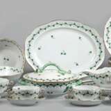 Herend-Speiseservice für 10 Personen, Kleeblatt mit Goldrand und Korbrandrelief, 46-teilig, dabei 10 Speiseteller Dm. 25,5 cm, 10 Suppentassen mit UT, 10 Beilagenteller Dm. 19 cm, 2 runde Schalen, H. 7,5 cm Dm. 20 cm, 2 … - photo 1