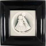 Jugendstil-Fliese "Geschwisterpaar", wohl Boitzenburg, grau/grün, Glasur mit Craquele, 14x14 cm, im schwarzen Holzrahmen, ges. 24x24 cm - photo 1