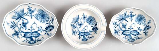 3 Meissen-Teile, Zwiebelmuster, dabei Aschenbecher , rund, Dm. 9,5 cm, 2 div. Schälchen, vierpaßförmig, L. 10,3 cm und 12 cm, jeweils 1. Wahl - фото 1