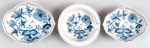 3 Meissen-Teile, Zwiebelmuster, dabei Aschenbecher , rund, Dm. 9,5 cm, 2 div. Schälchen, vierpaßförmig, L. 10,3 cm und 12 cm, jeweils 1. Wahl - фото 1