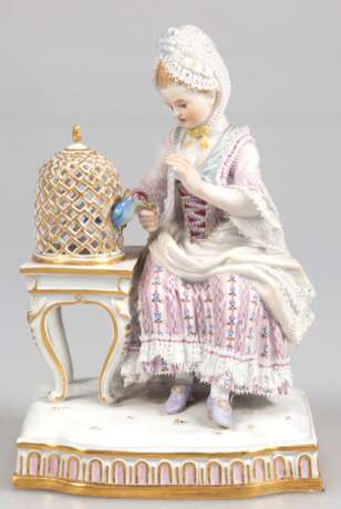 Meissen-Figur "Das Gefühl", aus der Serie der fünf Sinne, Schwertermarke 1850-1924, Ritz-Nr. E 4 , Entwurf J.C. Schönheit, 1. Wahl, 15x9,5x7,5 cm - фото 1