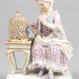 Meissen-Figur "Das Gefühl", aus der Serie der fünf Sinne, Schwertermarke 1850-1924, Ritz-Nr. E 4 , Entwurf J.C. Schönheit, 1. Wahl, 15x9,5x7,5 cm - фото 1