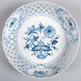 Meissen-Schale, rund, durchbrochener Korbrand mit 3 Medaillons, Zwiebelmuster, Schwertermarke mit mit 2 Schleifstrichen, H. 4,5 cm, Dm. 21 cm - Foto 1