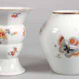 2 diverse Art Deco-Vasen, mit polychromem Floraldekor, Goldränder berieben, H. 14,5 cm und 15 cm - photo 1
