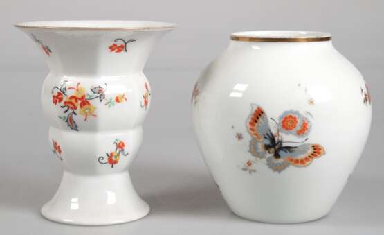 2 diverse Art Deco-Vasen, mit polychromem Floraldekor, Goldränder berieben, H. 14,5 cm und 15 cm - photo 1