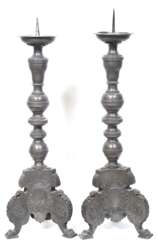 Paar Barock-Altarleuchter, Zinn, 3-passiger reliefierter Stand, gegliederter Balusterschaft mit Traufschale und Dorn, Gebrauchspuren, H. 62 cm