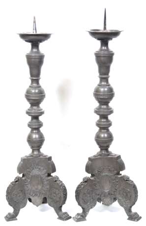 Paar Barock-Altarleuchter, Zinn, 3-passiger reliefierter Stand, gegliederter Balusterschaft mit Traufschale und Dorn, Gebrauchspuren, H. 62 cm - photo 1