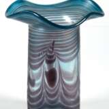 Vase, Eisch, signiert, blaugraues Glas z.T. irisierend, mit lila Einschmelzungen, geschweifter, breiter Rand, H. 21,5 cm - photo 1