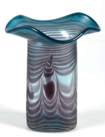 Vase, Eisch, signiert, blaugraues Glas z.T. irisierend, mit lila Einschmelzungen, geschweifter, breiter Rand, H. 21,5 cm - photo 1