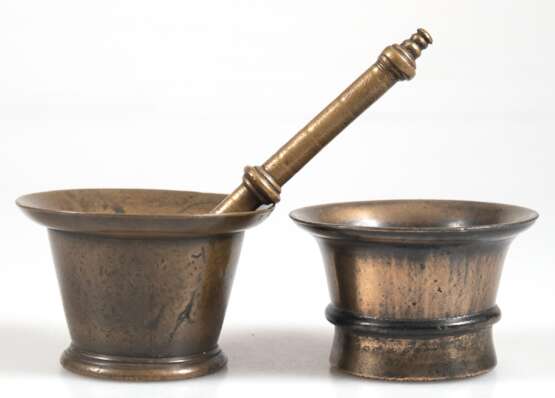 2 Bronze-Mörser, 1x mit Pistill, 17. Jh., Bronze, H. 6,5cm u. 7 cm, Dm. 11 cm - photo 1