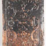 Herdstein mit Kartuschen-Motiv, Rheinland um 1700, Hersteller-Monogramm "HP", altersbedingte Gebrauchspuren, 14x4,5x10 cm - photo 1
