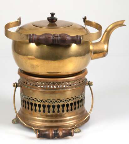 Teekanne und Stövchen, Messing, am Boden Besitzername 1809, rundes Stövchen auf Tatzenfüßen, mit durchbrochener Wandung und Henkel, Gebrauchspuren, H. 13 cm, Stövchen H. 14 cm - photo 1