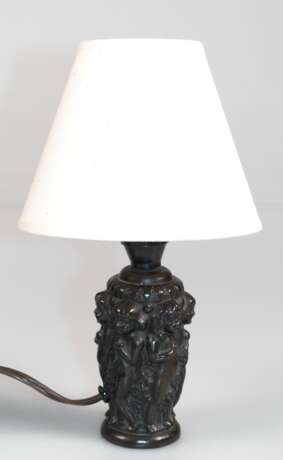 Tischlampe, 1-flammig, Metallguß, umlaufend Putti-Darstellung im Stil des Wiener Jugendstils, Schirm ergänzt, H. 24 cm - photo 1