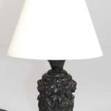 Tischlampe, 1-flammig, Metallguß, umlaufend Putti-Darstellung im Stil des Wiener Jugendstils, Schirm ergänzt, H. 24 cm - photo 1
