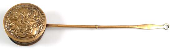 Kastanienröster, Messing, Ostfriesland, Deckel getrieben und mit figürlicher Szene, Gebrauchspuren, L. 51 cm - photo 1