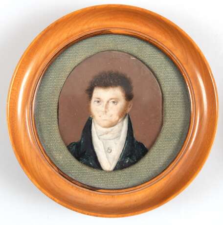 Miniatur "Porträt eines jungen Herren", 19. Jh., Öl/Platte, hinter Glas im Stoffpassepartout und rundem Holzstellrahmen, Ges.-Dm. 11,5 cm - photo 1