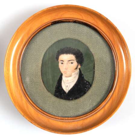 Miniatur "Porträt eines jungen Herren", 19. Jh., Öl/Platte, hinter Glas im Stoffpassepartout und rundem Holzstellrahmen, Ges.-Dm. 11,5 cm - photo 1