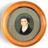 Miniatur "Porträt eines jungen Herren", 19. Jh., Öl/Platte, hinter Glas im Stoffpassepartout und rundem Holzstellrahmen, Ges.-Dm. 11,5 cm - photo 1