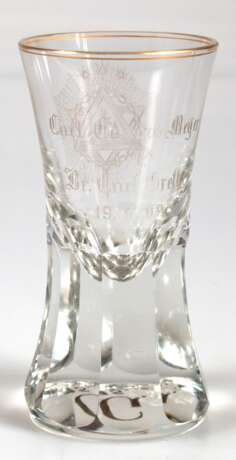 Logen-Glas, Kanone mit Freimaurer-Motiv, rückseitige Namensgravur datiert 19.9.09, Goldrand, massiver Fuß facettiert geschliffen, 1x Kante mit kl. Chip, Boden mit Gravur "G" und "15.", H. 14 cm - photo 1