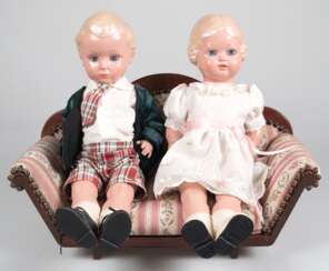 2 Schildkröt-Puppen auf Sofa, Puppen &amp;quot;Hans&amp;quot; und &amp;quot;Bärbel&amp;quot; REP 41, H. je 41 cm, 1980er Jahre, Celluloid, blaue Glasaugen, unbespielt, Sofa 23,5x42x18 cm