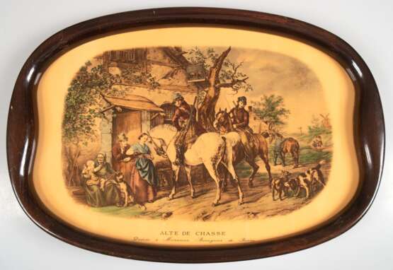 Tablett mit Farbdruck, bez. "Alte de Chasse Desiree a Monsieur Bourgeois de Boisne", Holzrahmen, 3,5x45x30,5 cm - photo 1
