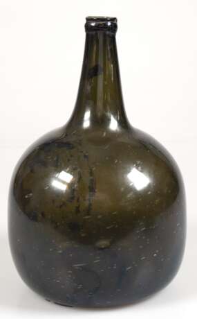Apothekerflasche um 1850, dunkelgrünes Waldglas mit Lufteinschlüssen, mit Abriß, Reste eines Apothekerschildes, H. 30 cm - photo 1