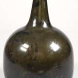 Apothekerflasche um 1850, dunkelgrünes Waldglas mit Lufteinschlüssen, mit Abriß, Reste eines Apothekerschildes, H. 30 cm - photo 1