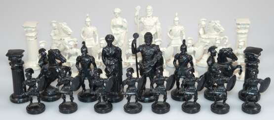 32 Schachfiguren, Zinn schwarz und weiß gefasst, Darstellung von antiken Figuren, min. Gebrauchspuren, H. 6,5 cm-10 cm - Foto 1