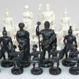 32 Schachfiguren, Zinn schwarz und weiß gefasst, Darstellung von antiken Figuren, min. Gebrauchspuren, H. 6,5 cm-10 cm - Foto 1