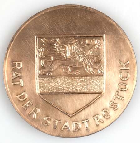 Medaille "Zur Eintragung ins Ehrenbuch der Stadt Rostock-1. Mai 1984", Dm. 7 cm - photo 2