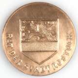 Medaille "Zur Eintragung ins Ehrenbuch der Stadt Rostock-1. Mai 1984", Dm. 7 cm - photo 2