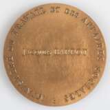 Goldbronze-Medaille ausgegeben vom Ministerium für Arbeit und Soziale Angelegenheiten für Jacques Barrot (1937-2014), 81 mm, 263,36 g - photo 2