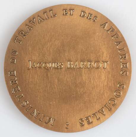 Goldbronze-Medaille ausgegeben vom Ministerium für Arbeit und Soziale Angelegenheiten für Jacques Barrot (1937-2014), 81 mm, 263,36 g - photo 2