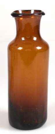 Kirschglas, braunes Waldglas mit Abriß, H. 22 cm - photo 1
