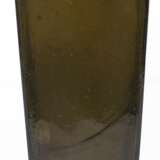 Waldglas-Flasche, dunkelgrün, konischer, vierkantiger Korpus mit Abriß, H. 24 cm - photo 1