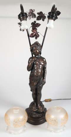 Tischlampe im Jugendstil, 2-flammig, "Mädchen unter Efeuranke", nach Auguste Moreau, Metallguß bronziert, H. 81 cm, Schirme ergänzt - photo 1