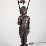 Tischlampe im Jugendstil, 2-flammig, "Mädchen unter Efeuranke", nach Auguste Moreau, Metallguß bronziert, H. 81 cm, Schirme ergänzt - photo 1