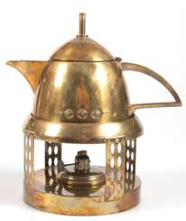 Jugendstil-Teekanne auf Rechaud, Messing, Kallmeyer &amp; Harjes, Gotha um 1910, Kannen-H. 13 cm, Rechaud mit Brenner, Dm. 14,5 cm, H. 11 cm