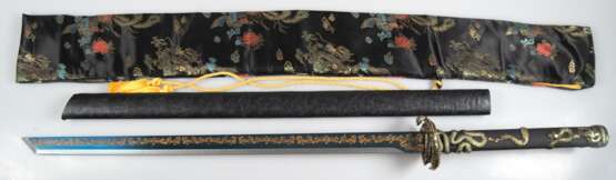 Tang-Schwert, handgefertigtes Samurai-Schwert, gebläute Klinge aus Manganstahl mit eingraviertem Muster, Handschutz in Schlangenform, massive Holzscheide mit geprägtem Leder umhüllt, Klingen-L. 71 cm, Ges.-L. mit Scheide… - фото 1
