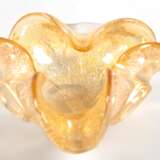 Murano-Schale, Barovier u. Toso, stark geschweifte Form, hellgelber Innenfang mit Silbereinschmelzungen, H. 6 cm, Dm. 13,5 cm - photo 1