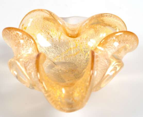 Murano-Schale, Barovier u. Toso, stark geschweifte Form, hellgelber Innenfang mit Silbereinschmelzungen, H. 6 cm, Dm. 13,5 cm - photo 1