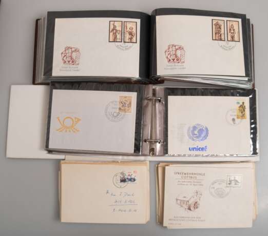 Karton mit philatelistischem Nachlaß, dabei 5 Alben mit Karten und Briefen - photo 1