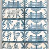 Fliesen-Bordüre, Stadt-Meissen um 1900, 10 Stk., davon 4 mit figürlichen Darstellungen und 6 mit Gartenzaun in Blau, z.T. Gebrauchspuren, je 7,5x15 cm - photo 1