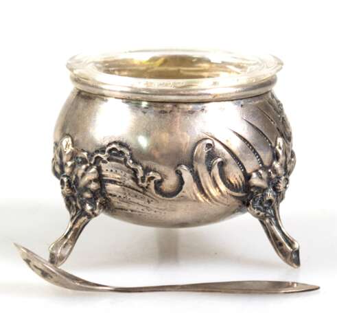 Salznapf mit Löffel, 800er Silber, punziert, ca. 26 g, Reliefdekor, Glaseinsatz bestoßen, Dm. 4,5 cm - photo 1
