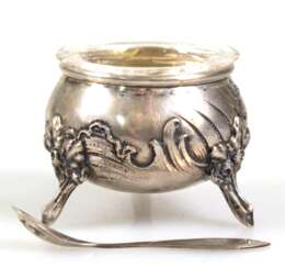 Salznapf mit Löffel, 800er Silber, punziert, ca. 26 g, Reliefdekor, Glaseinsatz bestoßen, Dm. 4,5 cm