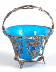 Henkelschale mit blauem Glaseinsatz, um 1900, durchbrochene Metallwandung mit Weinlaubdekor, Restversilberung, H. (ohne Henkel) 9 cm, Dm. 12,5 cm