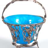 Henkelschale mit blauem Glaseinsatz, um 1900, durchbrochene Metallwandung mit Weinlaubdekor, Restversilberung, H. (ohne Henkel) 9 cm, Dm. 12,5 cm - Foto 1