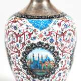 Vase mit Silber-Hals und -Stand (geprüft), gebauchter Korpus vollflächig mit polychromer Emailmalerei, 4 Medaillons mit architektonischen Ansichten, H. 13,5 cm - photo 1
